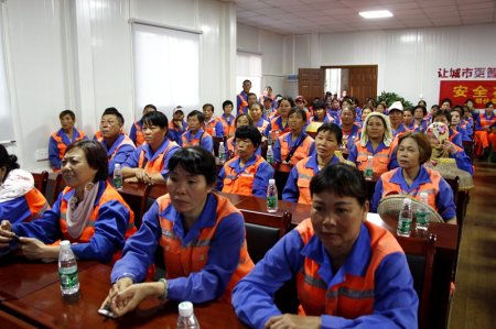 集團(tuán)公司黨支部組織一線員工集中觀看《厲害了，我的國》